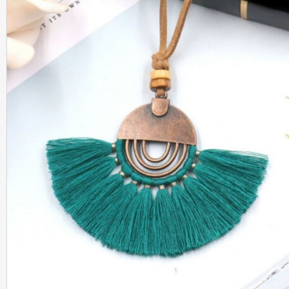 Three different Colors - Tasseled Necklace - Picture 3 of 3